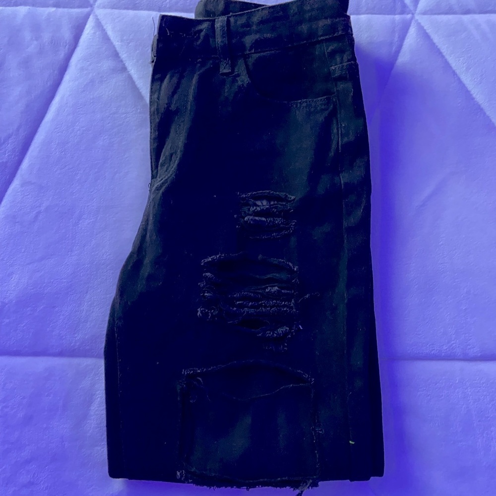 BLACK RIPPED SHORT JEANS